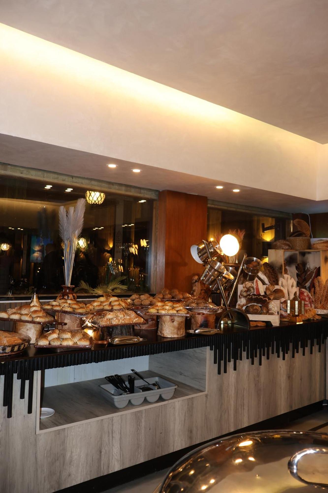 Rival Hotel Amman Bagian luar foto